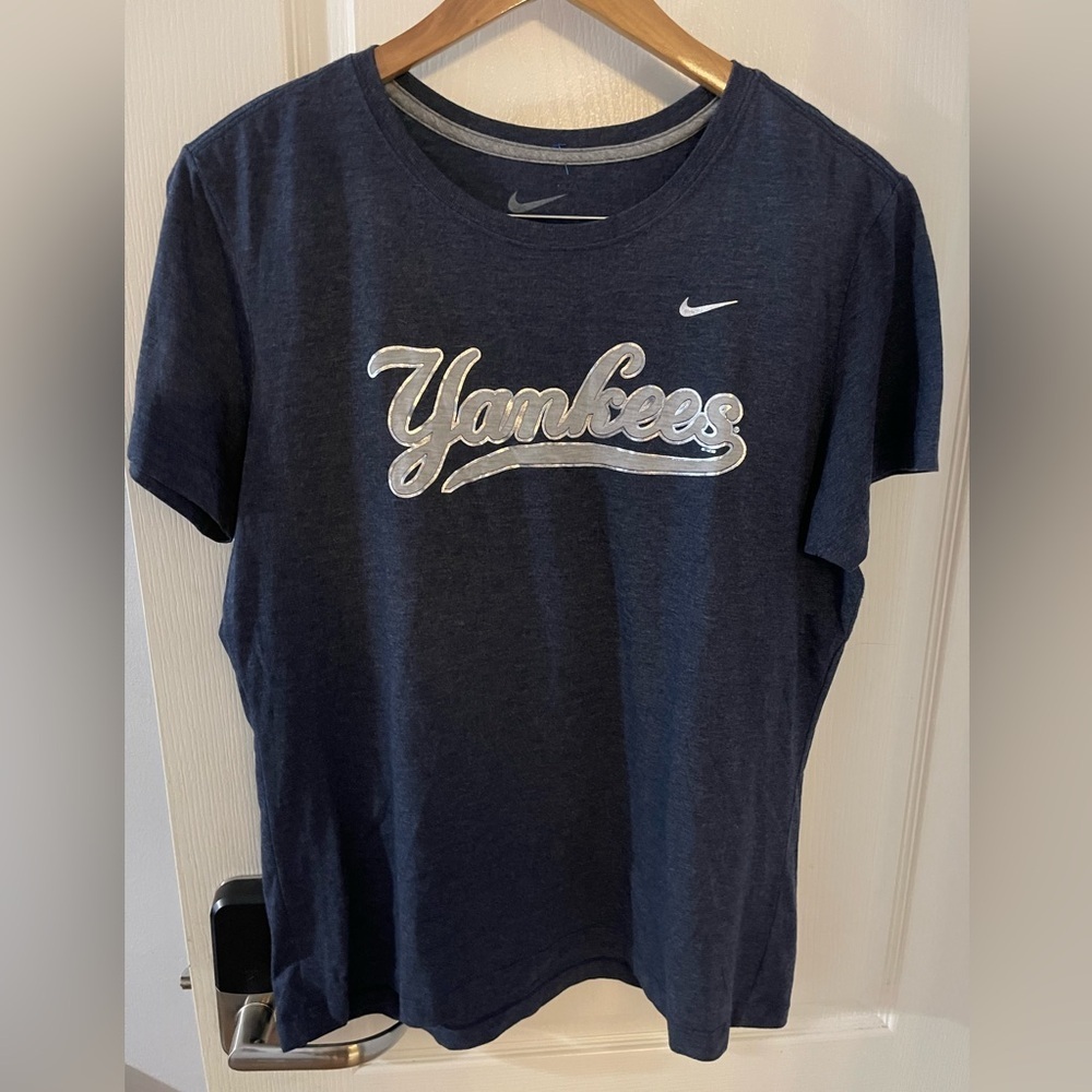 Nike New York Yankees Slim Fit Gray T-Shirt